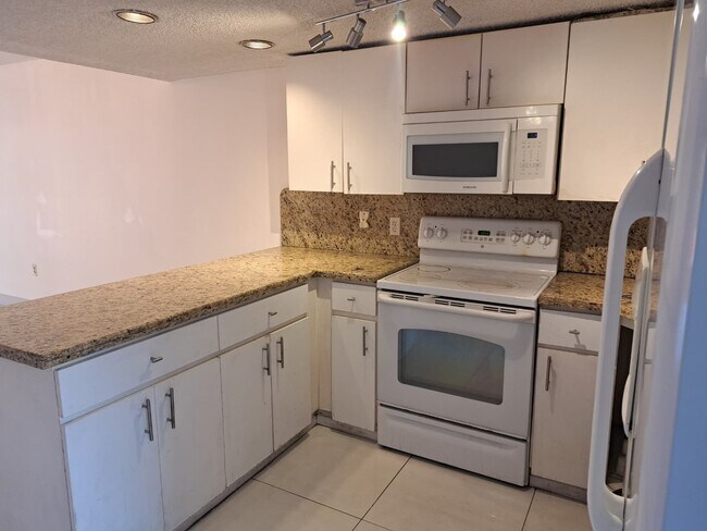 5525 W 26th Ct unit 102, Hialeah, FL 33016 - photo 3