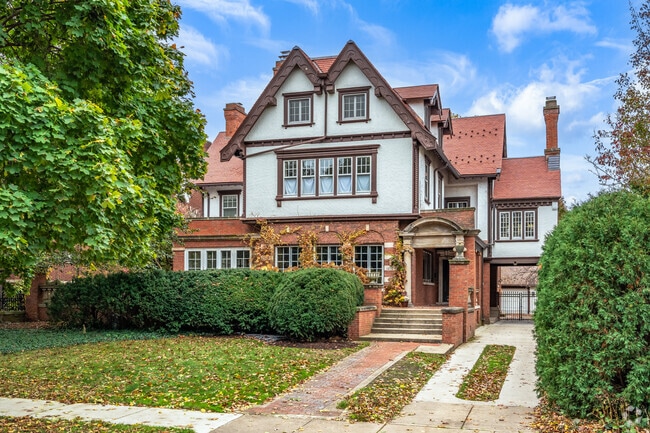 There are larger estates with beautiful architecture in the Southeast Evanston neighborhood.