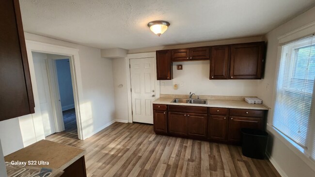 16108 Parkgrove Ave unit Upstairs, Cleveland, OH 44110 - photo 4