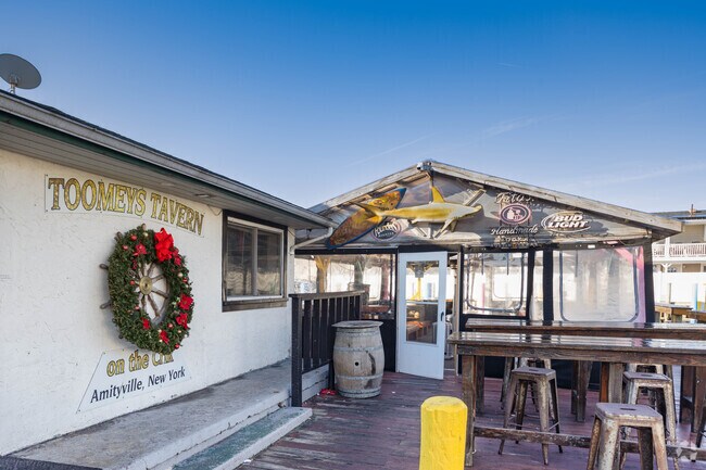 Toomey's Tavern offers Amityville residents relaxed seaside dining and delicious comfort foods.