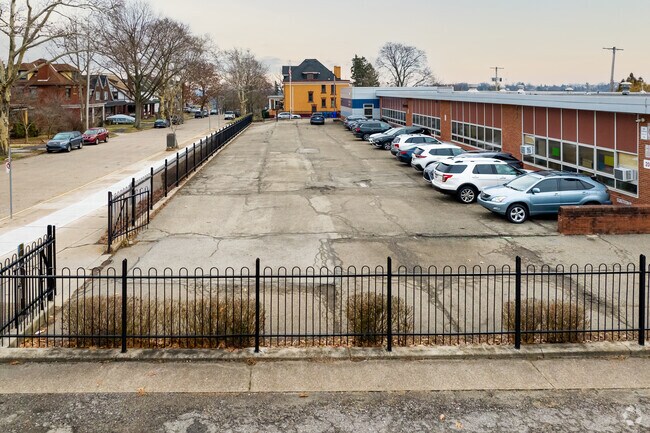 Pittsburgh Roosevelt K-5 has plenty of paking.