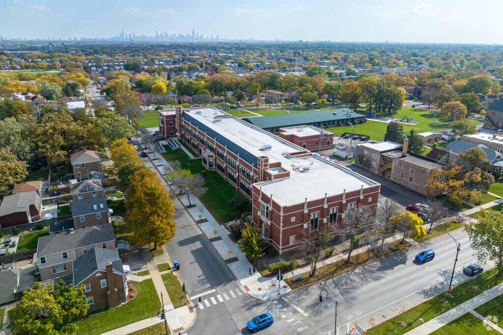 Joseph Lovett Elementary School is conveniently located in a residential area.