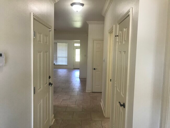 37150 Woodgate Ave, Prairieville, LA 70769 - photo 2