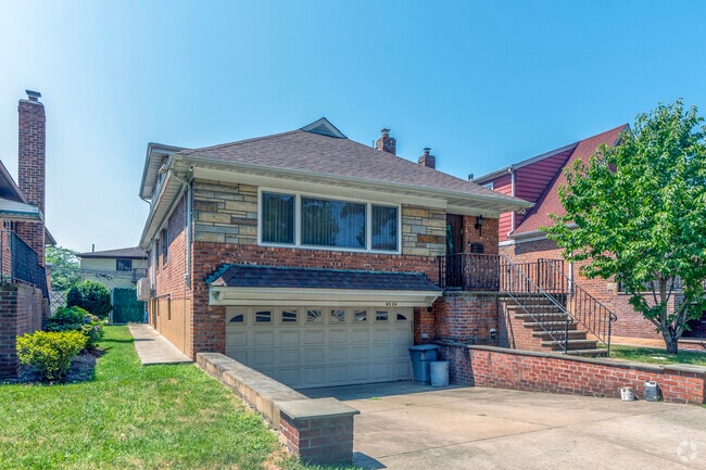 In the southern most part of the Rego Park neighborhood are detached and semi-detached homes.