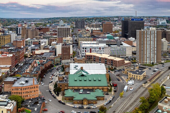 It takes 15 minutes for Minoa residents to travel to downtown Syracuse.