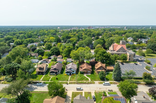 Situated along Charles Street, Highland Area offers a suburban feel close to downtown Rockford.