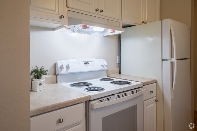 1BR, 1BA - 650SF - Kitchen