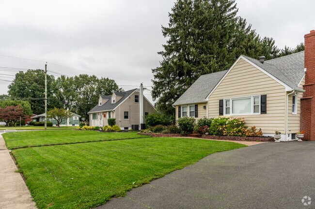 Small lots in Parkway Village make home maintenance simple and manageable.