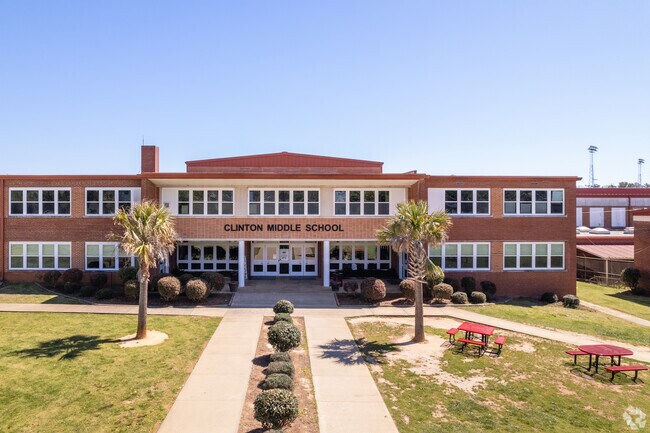 \Many students attend Clinton Middle School.