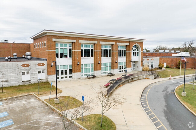 The Charles S. Pierce Middle School is a highly rated, public school located in Milton, MA.
