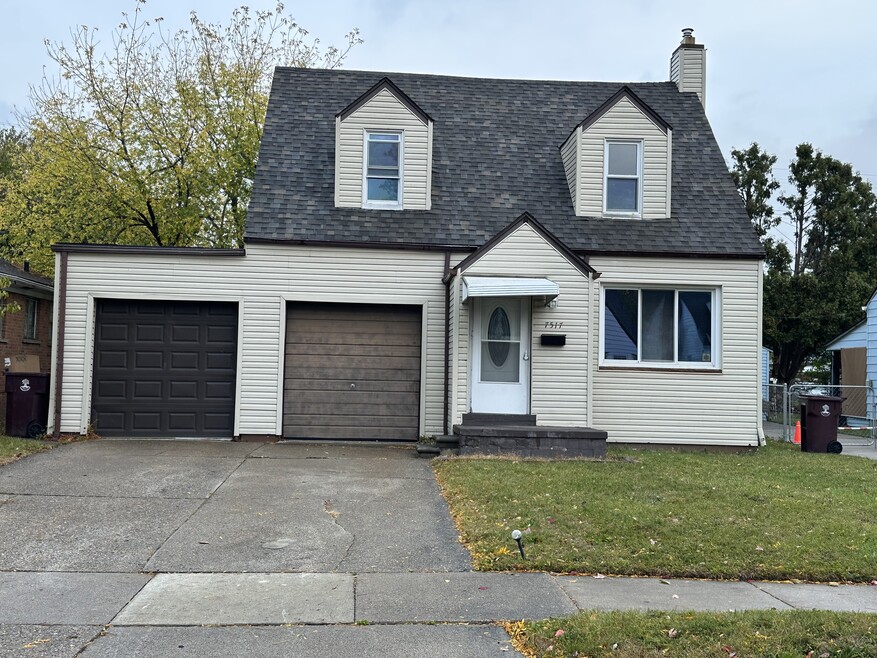 7517 Sterling, Center Line, MI 48015 - photo 1