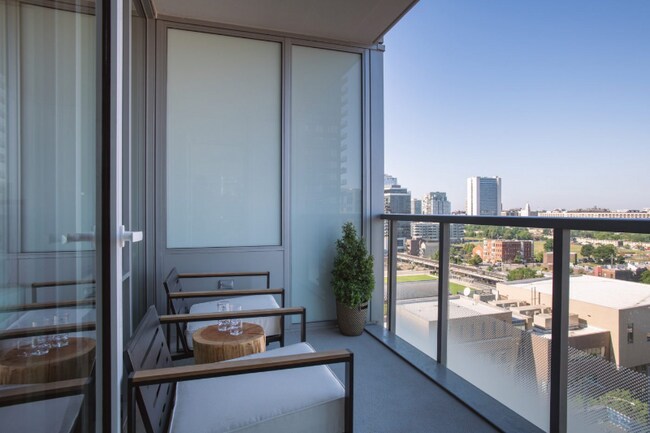 202 W Hill St, Chicago, IL 60610 - photo 4