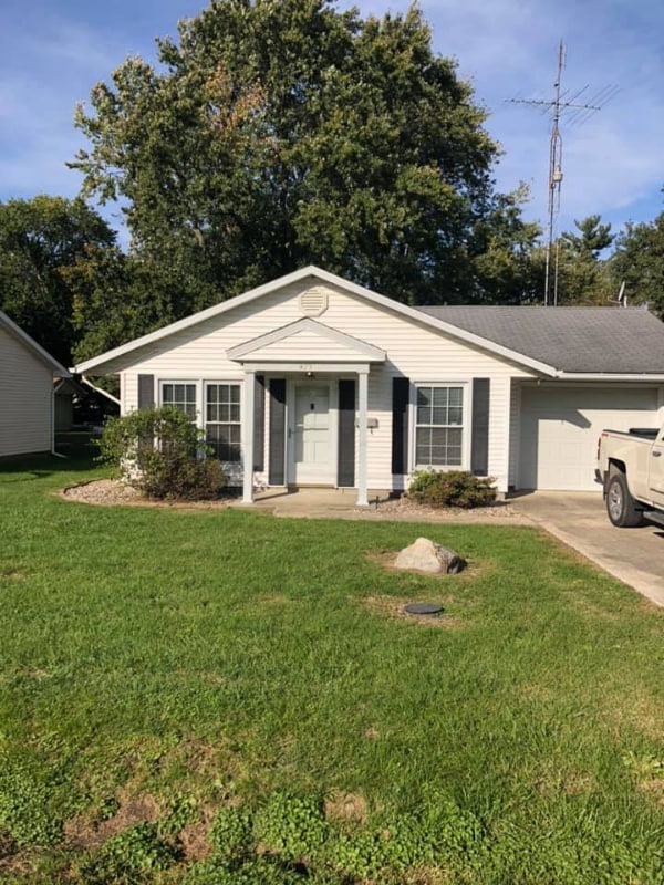 423 N Emmett St, Virden, IL 62690