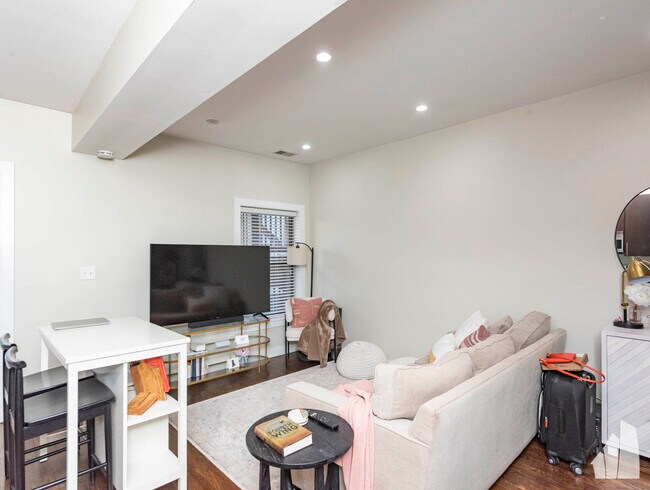 1504 W Roscoe St unit 2W, Chicago, IL 60657 - photo 3