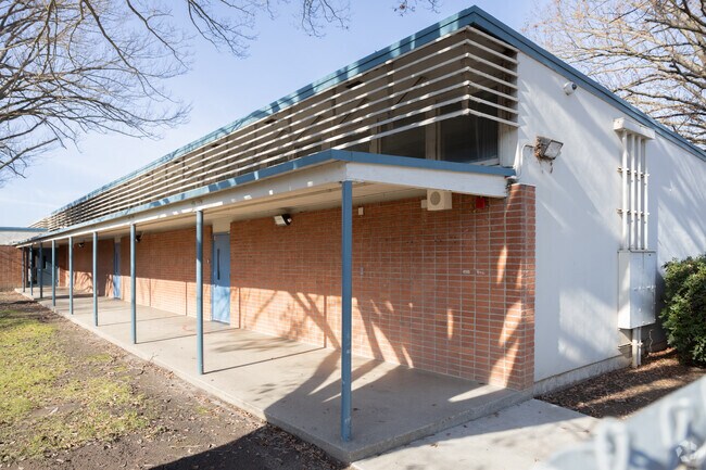 There are 257 students enrolled in Mark Twain Elementary.