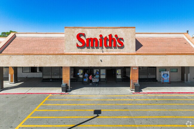 Smiths located in the Valencia - Y shopping center is convenient for Meadow Lake residents.