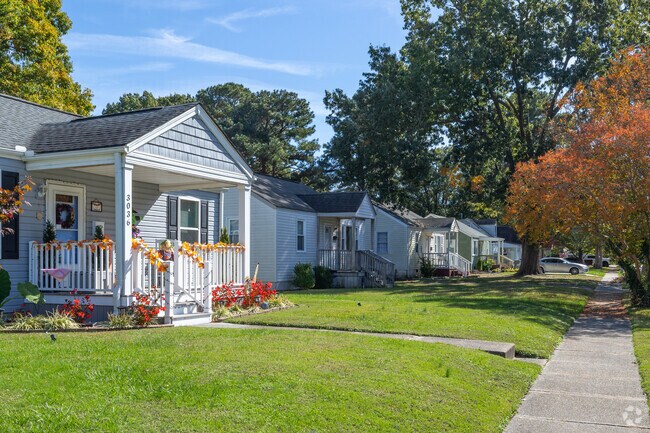 Modest single-story homes with well-maintained lawns dot Elmhurst.