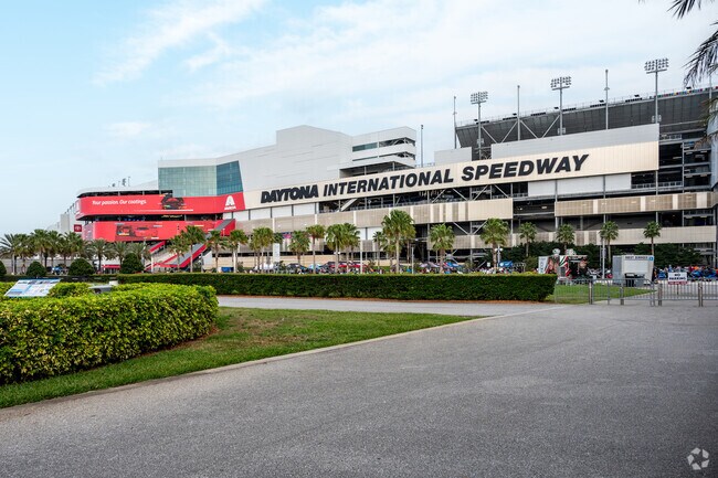 For exiting events such as Nascar and more, Groves residents are minutes from Daytona Speedway.