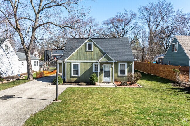 There are many beautiful cottage style homes in the Round Lake Heights neighborhood.