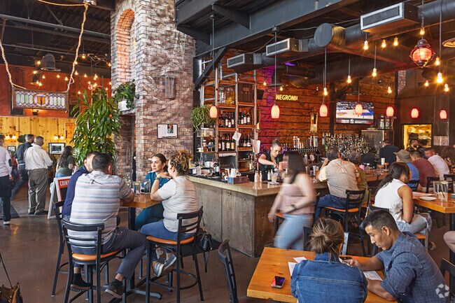 M'Tucci's Moderno is s stylish and very popular restaurant with a full bar and a great reputation.