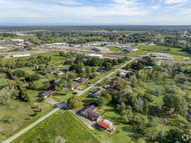 Homes in West Columbia sit near Highway 35 for access to grocery stores, restaurants, and parks.