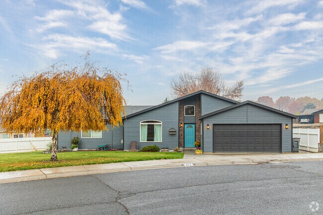 New Traditional homes in Zillah showcase white picket fences and landscaped yards.