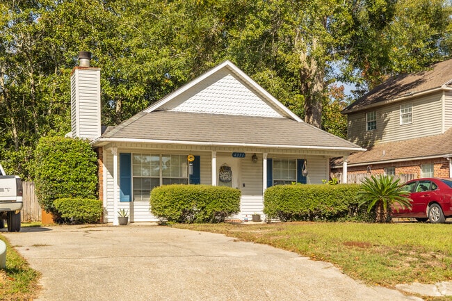 Retire in a cozy cottage-traditional style home in D'Iberville in Gulfport, MS.