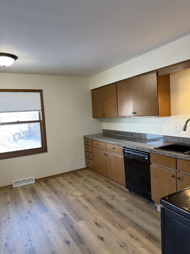 440 Hi View Dr unit 450, Brookfield, WI 53045 - photo 7