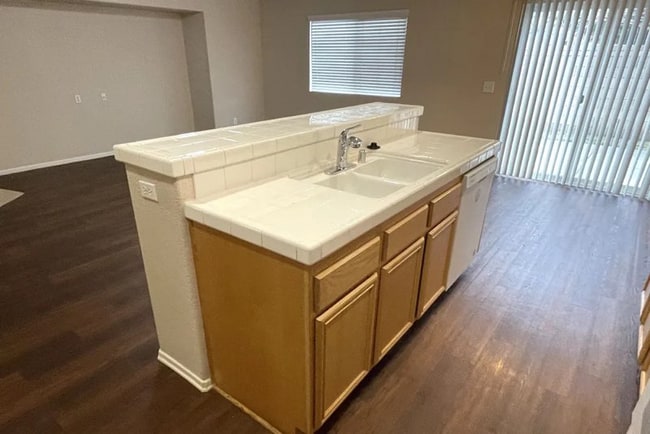 45317 Stadium Ln, Lancaster, CA 93535 - photo 4