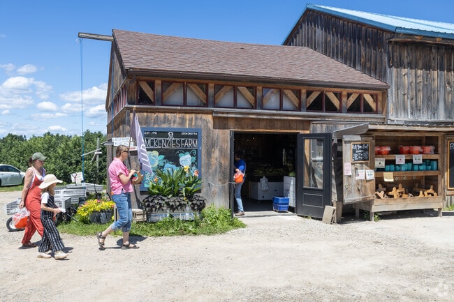 With its picturesque setting atop Plummer's Ridge, McKenzie's Farm is a highly popular destination in Milton.