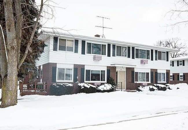 105 Dewey Ln unit 3, Plymouth, WI 53073 - photo 2