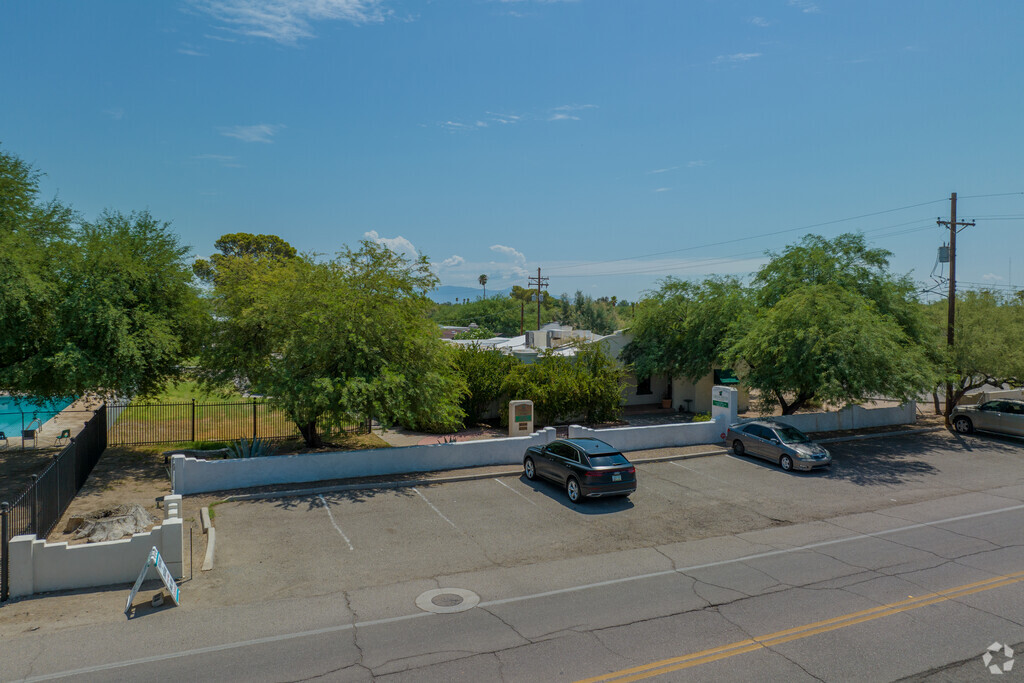 Green Fields School serves grades K-12 in Tucson, Arizona.