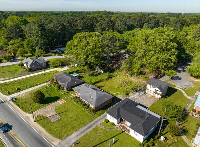 Grove Park hasan assortment of split-level, ranch, and modern contemporary style homes.