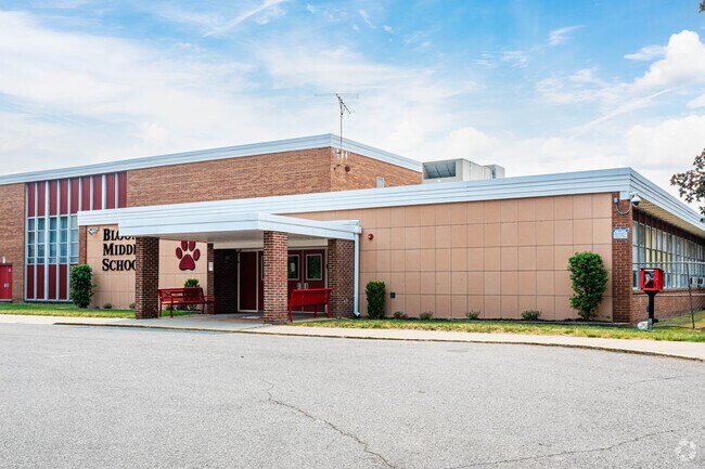 Bloomfield Middle School gets an overall grade of B- from Niche.
