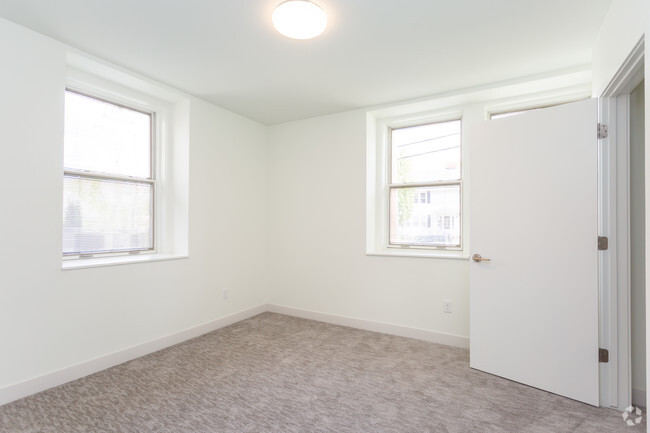 2 BR, 1.5 BA - 920 SF