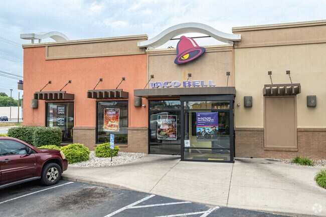 Popular fast food chains, like Taco Bell, are found nearby the neighborhood of Hillcrest.