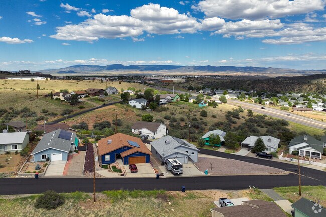 Ranch-style homes on hills can be found in the Diamond Valley neighborhood.