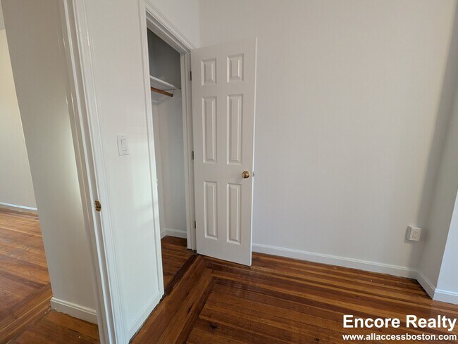 31 Temple St unit 10H, Boston, MA 02114 - photo 4