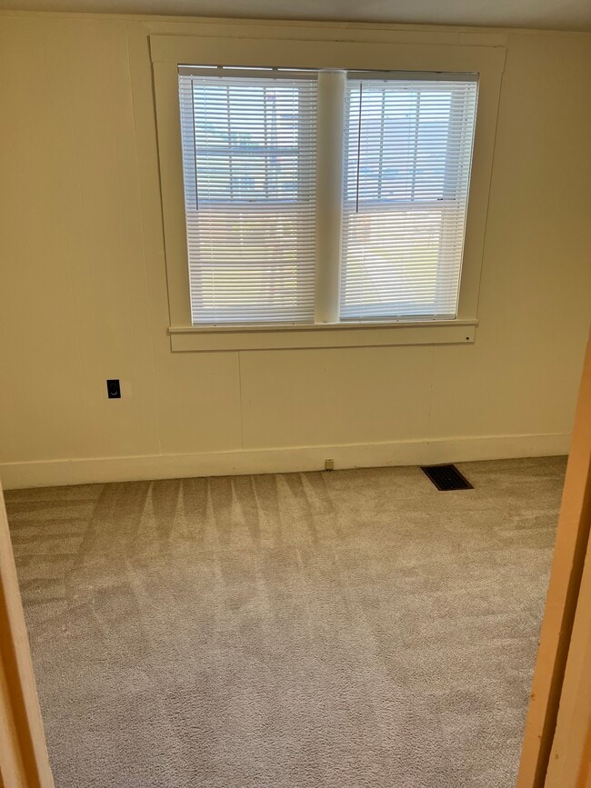 913 W High St unit B, Jefferson City, MO 65109 - photo 4