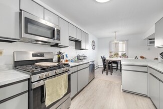 5 Riverview Ct, Secaucus, NJ 07094