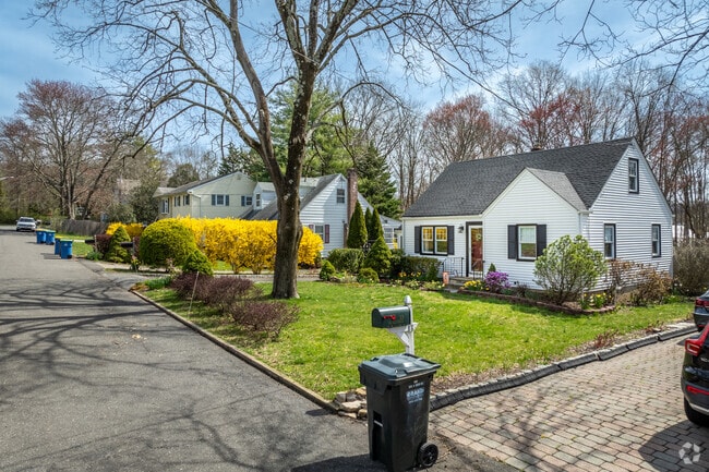 Peapack-Gladstone has around 2500 residents and is a leafy, historic town in Somerset County.