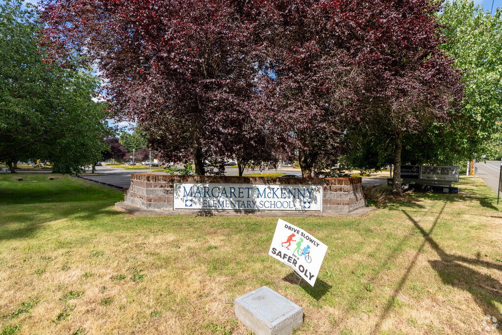 McKenny Elementary School has  449 student enrollment.