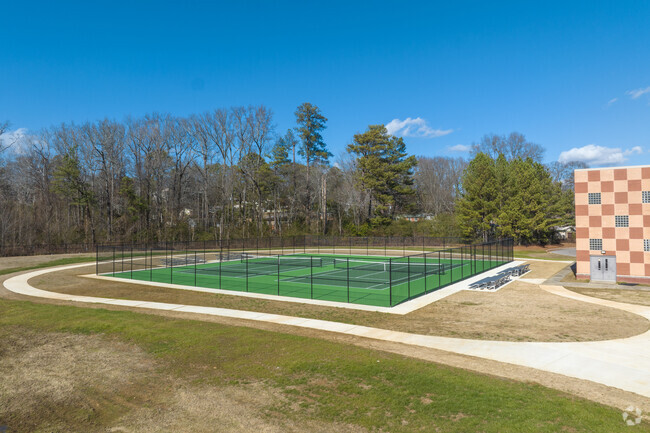 Huffman Academy has tennis courts.