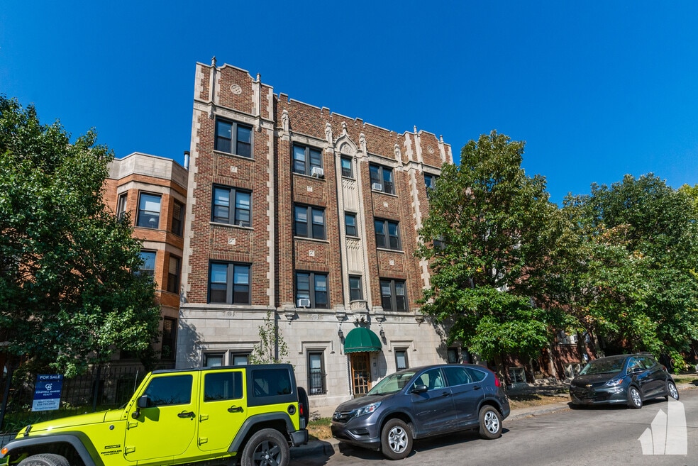 948 W Cuyler Ave unit 207, Chicago, IL 60613 - photo 1