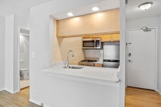 6755 N Sheridan Rd, Chicago, IL 60626