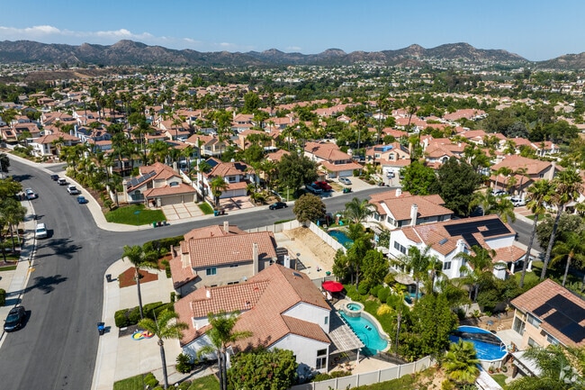 The mountains and lush neighborhood of The Colony Murrieta.