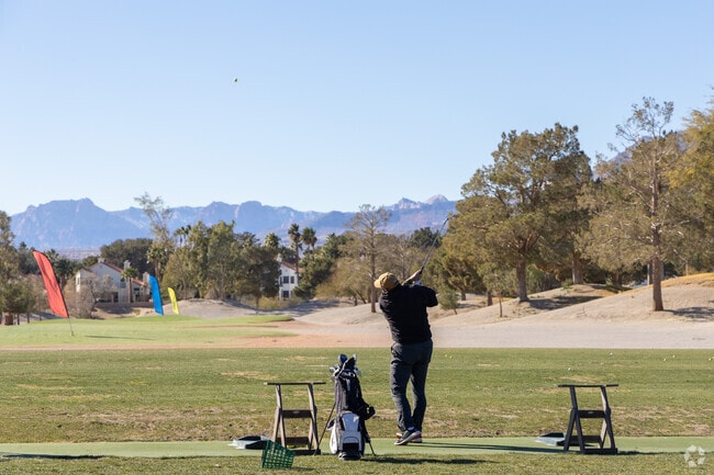 At the heart of the Painted Desert community sits the 18-hole public course and golf club with the same name.