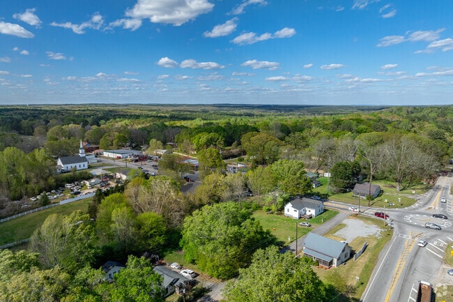 Downtown Whitesburg is small and quaint, offering little in the way of shops and dining.