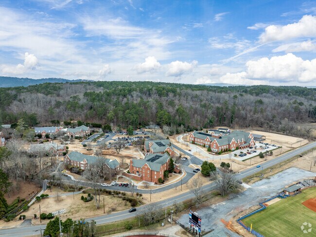 Darlington School is a wonderful private, coeducational, college-preparatory day and boarding school located in the charming city of Rome, Georgia, and has been nurturing students since 1905! Catering to students from pre-kindergarten all the way to grade 12, the school is thoughtfully organized int