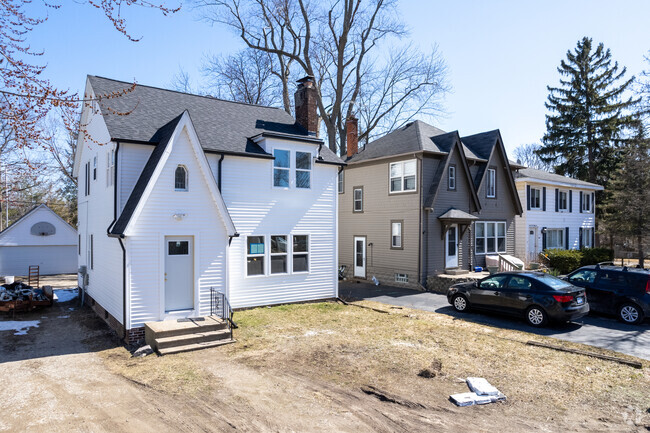 Keego Harbor Tudor Style Homes